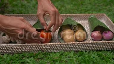 环保产品包装理念.. 用香蕉叶包裹的蔬菜，作为塑料袋的替代品。 零